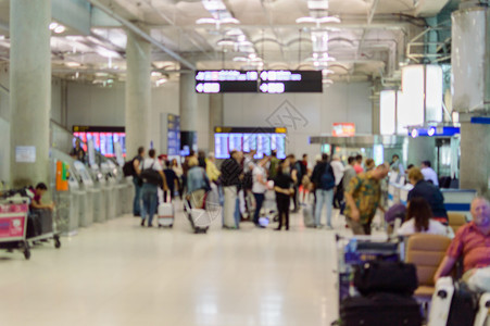 模糊的焦点人群在登机口等待他们在国际机场内飞行商务旅行图片