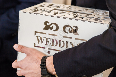 男人手里握着一个结婚箱图片