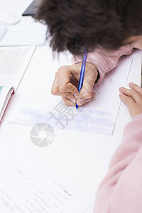 儿童学生在家或课桌上写字图片