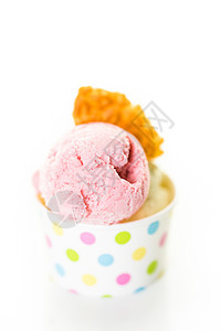 纸杯中的香草和莓冰淇淋勺图片