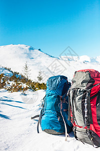 两个背包在和蓝天的背景下雪地上的背包积极的生活方图片