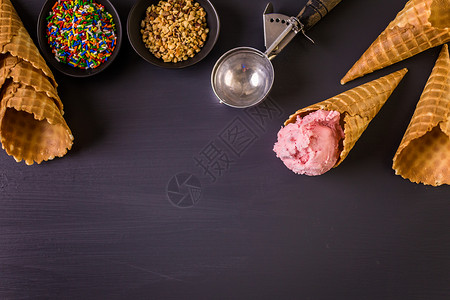 华夫蛋卷冰淇淋配冰淇淋勺图片
