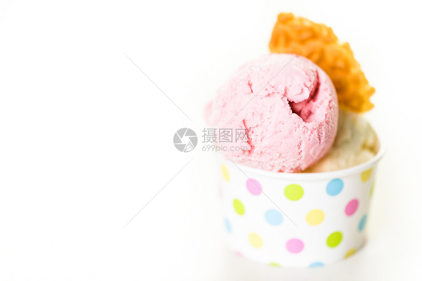 纸杯中的香草和莓冰淇淋勺图片