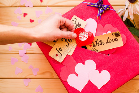 情人节假期情人节用纸心的红色框情人节信息和礼品卡有图片