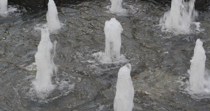公园池塘上的喷泉图片