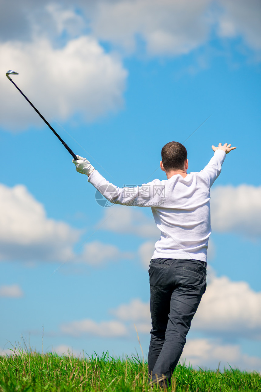 活跃的高尔夫球手在高尔夫俱乐部场上打高尔夫球图片