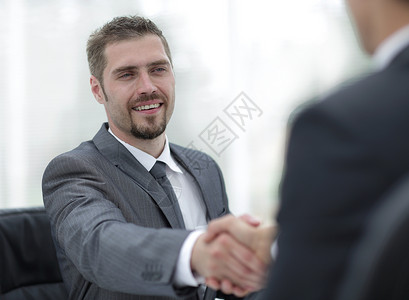 服务台上方商业伙伴的握手之握伙伴关系的图片