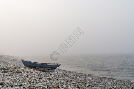 在波罗的海瑞典奥兰岛雾海岸边的独行划艇图片