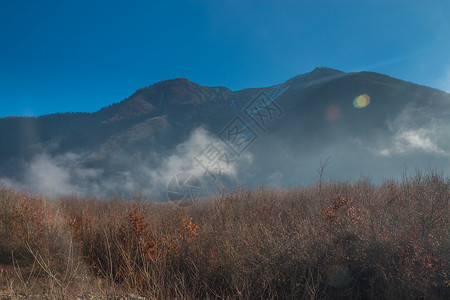 朦胧梦幻的山景深秋雾图片