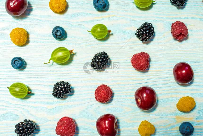 不同水果和浆果在白色上分离的拼贴画蓝莓樱桃黑莓草莓黑图片