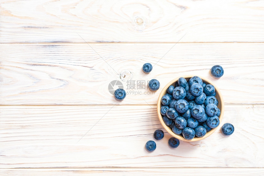 木碗里的蓝莓顶视图成熟和美味的蓝图片