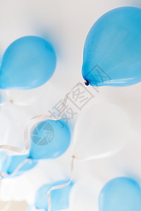 生日派对上的蓝色气球图片