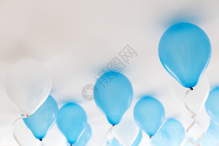 生日派对上的蓝色气球图片