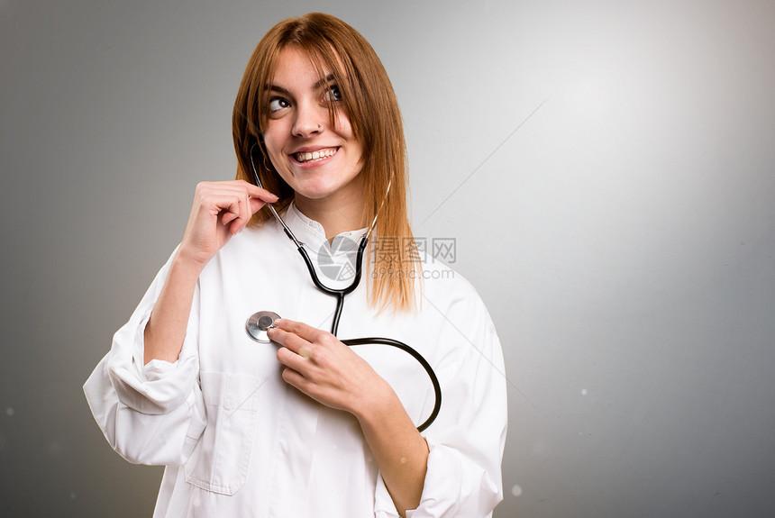 灰色背景的年轻医生女人图片