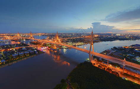 日落时的普密蓬桥曼谷泰国图片