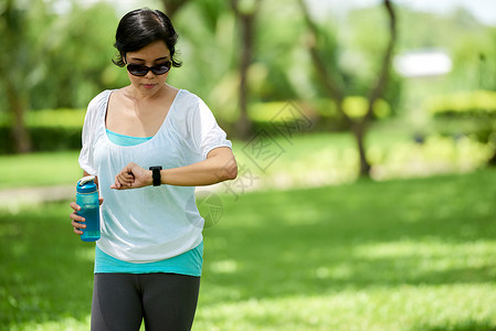 亚洲健康女在阳光明日公园运动期间图片