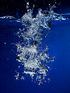 冰块落入水中特写图片
