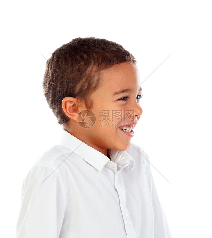 穿着白衬衫的可爱快乐的非洲小男孩在白色图片