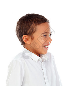 穿着白衬衫的可爱快乐的非洲小男孩在白色背景图片