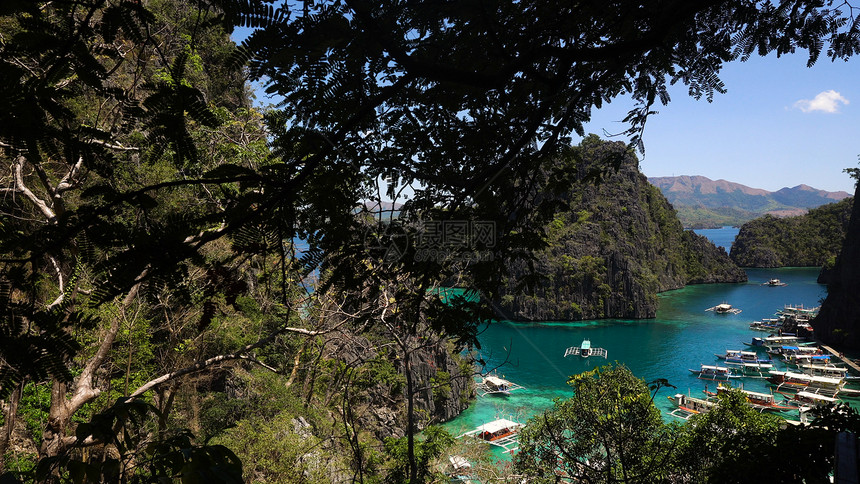 位于菲律宾Kayangan湖畔的海滩在湖欣赏科伦岛和海湾有帆船的泻湖菲律图片