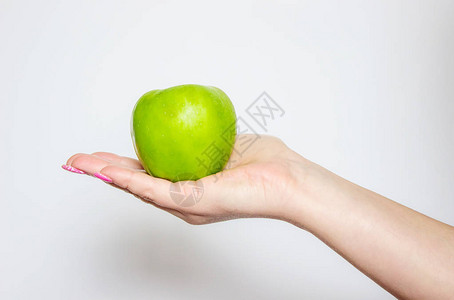 绿色苹果握在手中图片