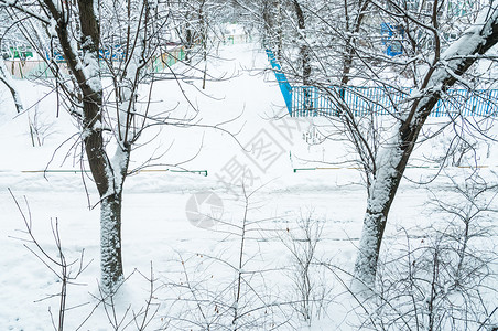 莫斯科冬天雪覆盖了城市的树木在大雪过图片