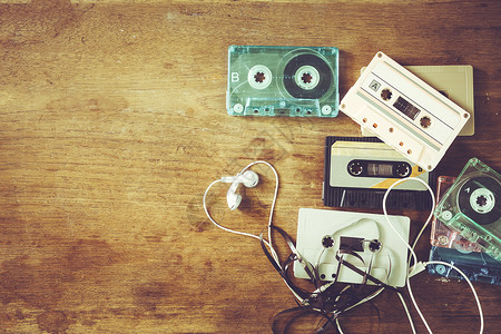 磁带录音机乐的回溯技术在木制桌上配有图片