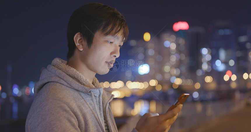 亚洲男人晚上在香港使用手图片
