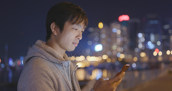 亚洲男人晚上在香港使用手图片