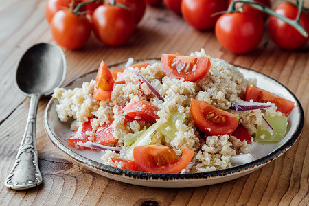 健康素食藜麦沙拉配胡椒和西红柿图片