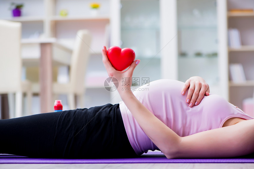 孕妇在预产期分娩时行使身图片