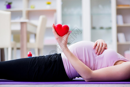 孕妇在预产期分娩时行使身图片