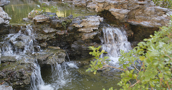 花园中的瀑布园林背景图片