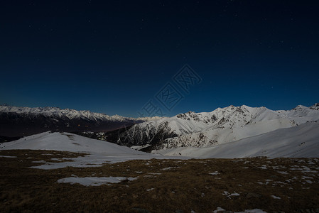 阿尔卑斯山的星空夜景月光图片
