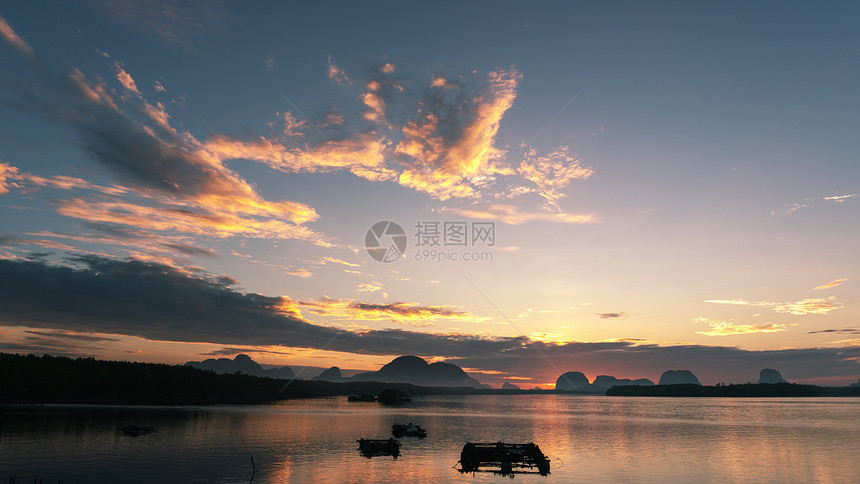 沿海渔村的日出或日落光照图片