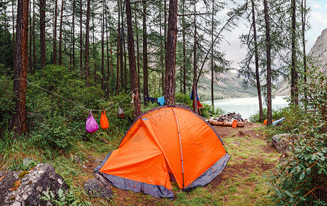 在山湖前的森林里露营帐篷图片