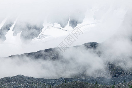 云雾中的山顶图片