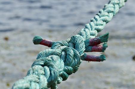 打了一个牢固的结船用绳子固定在海滨图片