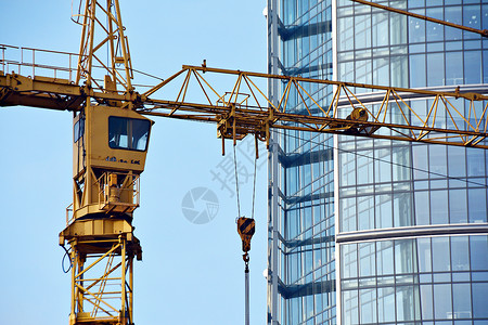 以现代建设高层办公中心天空的浅色背景上的图片