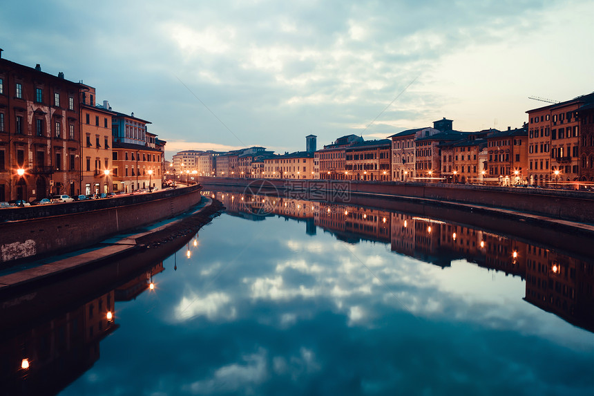 Arno河在黄昏时的景象图片