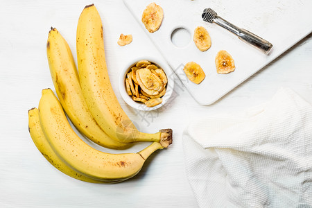 白色背景上的干香蕉自制脱水香蕉片图片
