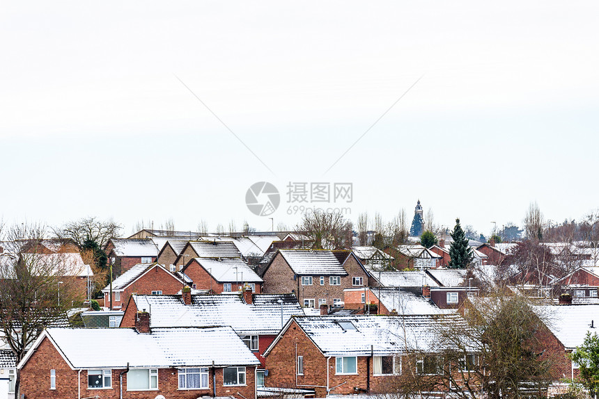 北安普顿雪下英国典型地台风屋列的图片