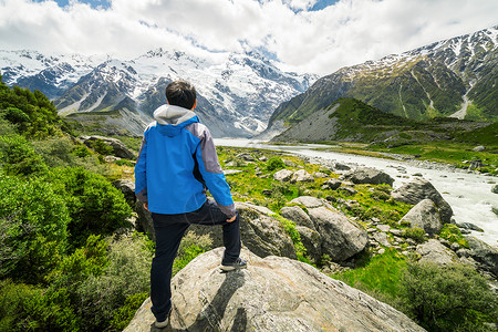 在库克山公园山脉景观中旅行的人图片