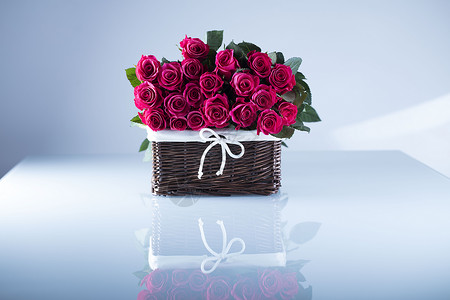 红玫瑰和心形盒的包厢白色背景上有礼图片