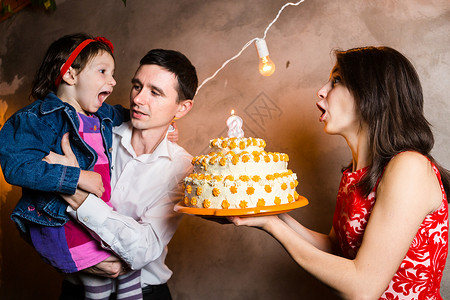 主题家庭假日儿童生日和吹灭大蛋糕上的蜡烛图片