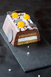 当代素食巧克力慕斯蛋糕覆盖着白色天鹅绒喷雾背景图片