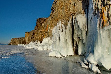 俄罗斯贝加尔湖透明冰面的独特美图片