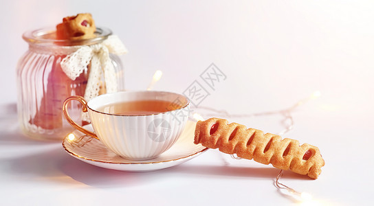 早餐茶与糕点糖果和糕点用坚果在白色背景上的茶一个图片