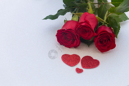 偶尔有美丽的红玫瑰带有装饰心和献身之图片