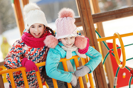 两个小女孩在冬季公园玩耍图片